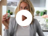 Video-Vorschaubild: Frau hält eine Flasche Laxoberal Abführ-Tropfen in der Hand
