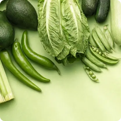 Grünes Gemüse und Obst: Avocado, Limette, Chinakohl, grüne Bohnen, Erbsen, Chili und Gurke